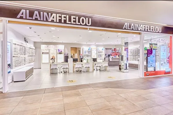 Fachada del centro auditivo Alain Afflelou Audiólogo Carrefour Actur en Zaragoza, especializado en revisiones auditivas, pruebas diagnósticas y audífonos digitales personalizados.