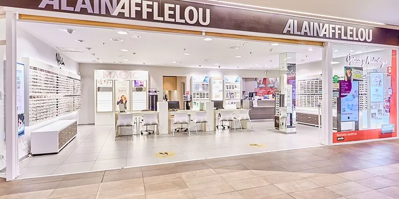 Fachada del centro auditivo Alain Afflelou Audiólogo Carrefour Actur en Zaragoza, especializado en revisiones auditivas, pruebas diagnósticas y audífonos digitales personalizados.