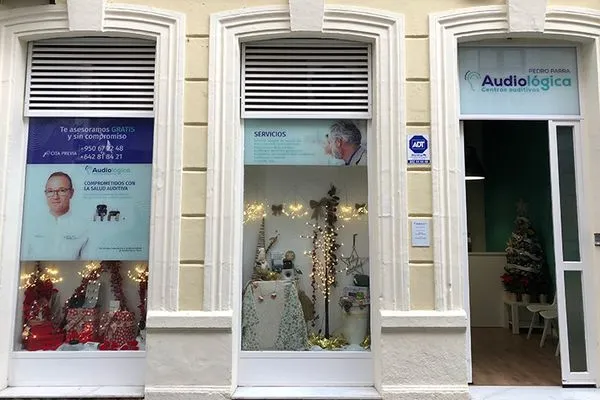Fachada de Audiológica Centro Audiológico en Almería, ubicada en calle Granada 19, especializada en evaluación auditiva, audífonos de última generación y rehabilitación auditiva.