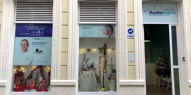 Fachada de Audiológica Centro Audiológico en Almería, ubicada en calle Granada 19, especializada en evaluación auditiva, audífonos de última generación y rehabilitación auditiva.