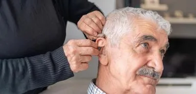 pensionista con un audífono