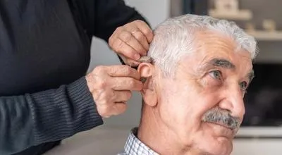pensionista con un audífono