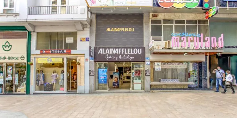Fachada del centro auditivo Alain Afflelou Audiólogo en la calle Burgos de Santander, especializado en diagnóstico auditivo avanzado, adaptación personalizada de audífonos y seguimiento clínico profesional.