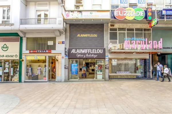 Fachada del centro auditivo Alain Afflelou Audiólogo en la calle Burgos de Santander, especializado en diagnóstico auditivo avanzado, adaptación personalizada de audífonos y seguimiento clínico profesional.