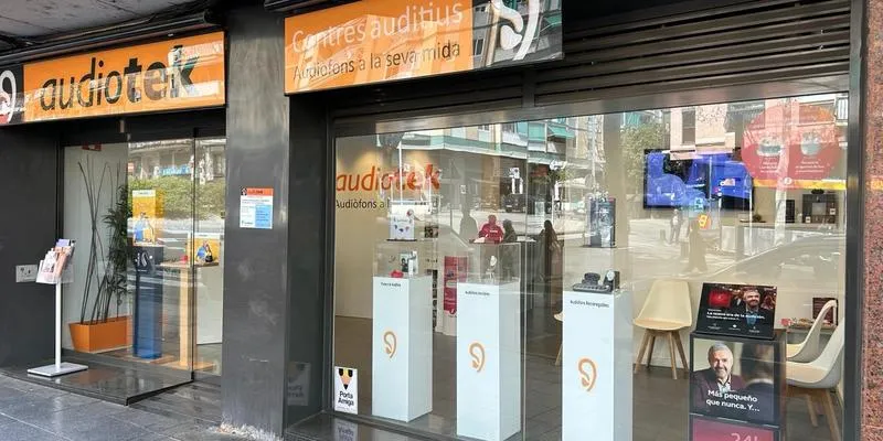 Fachada del centro auditivo Audiotek en Santa Coloma de Gramenet, Barcelona — especialistas en diagnóstico auditivo, adaptación de audífonos y protección auditiva personalizada.