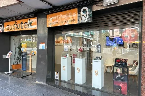Fachada del centro auditivo Audiotek en Santa Coloma de Gramenet, Barcelona — especialistas en diagnóstico auditivo, adaptación de audífonos y protección auditiva personalizada.