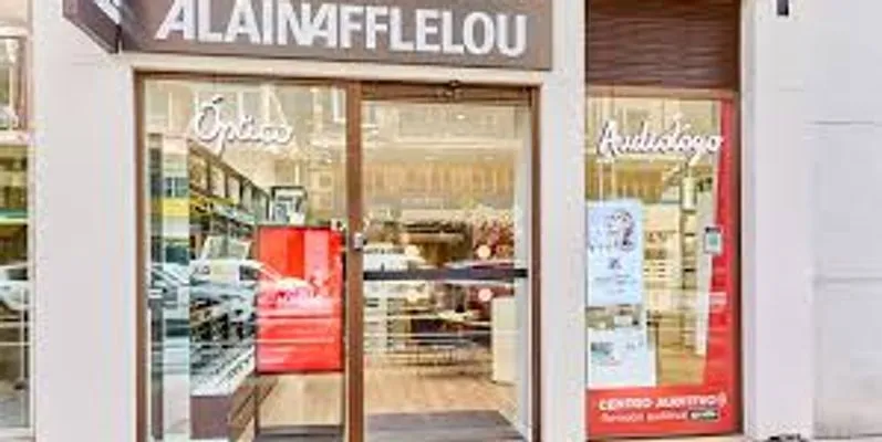Centro auditivo Alain Afflelou Audiólogo Murcia Constitución, especializado en pruebas auditivas avanzadas y adaptación de audífonos digitales personalizados.