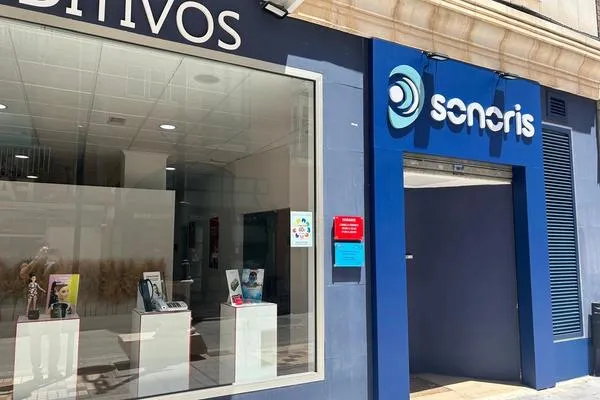 Fachada del centro Sonoris Centro Auditivo en Cartagena, especializado en revisión auditiva, adaptación de audífonos digitales y atención personalizada.