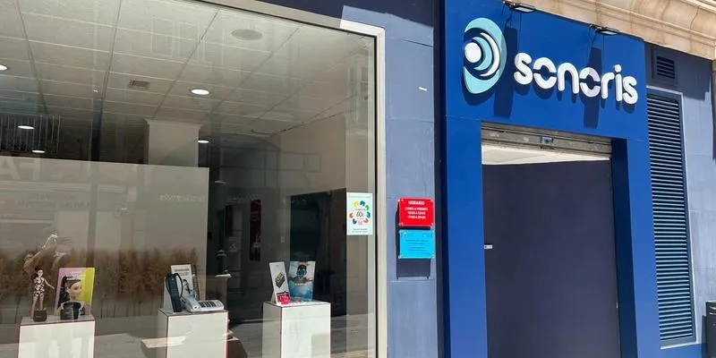 Fachada del centro Sonoris Centro Auditivo en Cartagena, especializado en revisión auditiva, adaptación de audífonos digitales y atención personalizada.