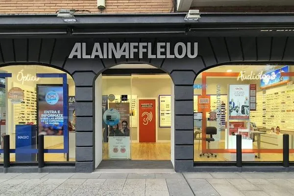 Fachada del centro auditivo Alain Afflelou en Moratalaz, Madrid