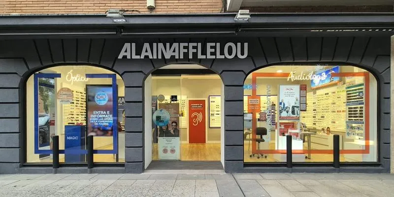 Fachada del centro auditivo Alain Afflelou en Moratalaz, Madrid