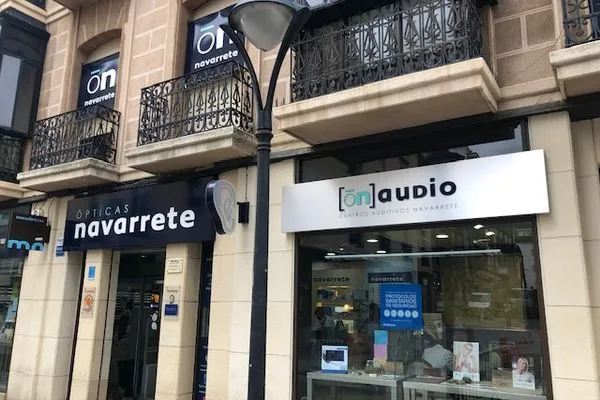 Navarrete Visión & Audición en Ciudad Real, centro auditivo y óptico especializado en pruebas de audición, audífonos personalizados y atención profesional.