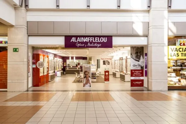 Fachada del centro Alain Afflelou Audiólogo Zaragoza Augusta, especializado en diagnóstico auditivo, adaptación de audífonos y rehabilitación auditiva personalizada.
