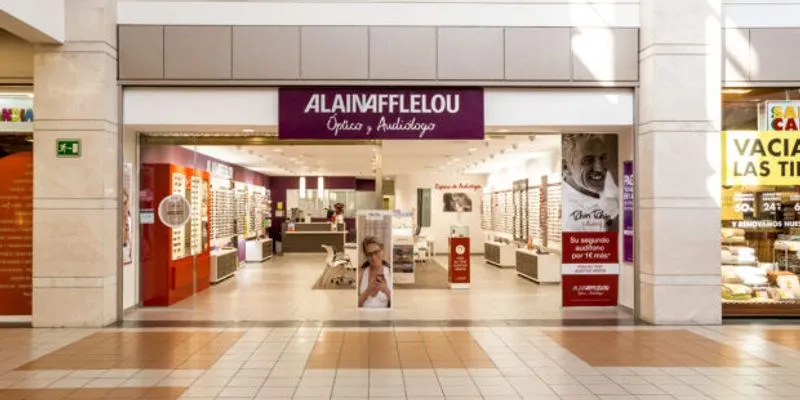 Fachada del centro Alain Afflelou Audiólogo Zaragoza Augusta, especializado en diagnóstico auditivo, adaptación de audífonos y rehabilitación auditiva personalizada.