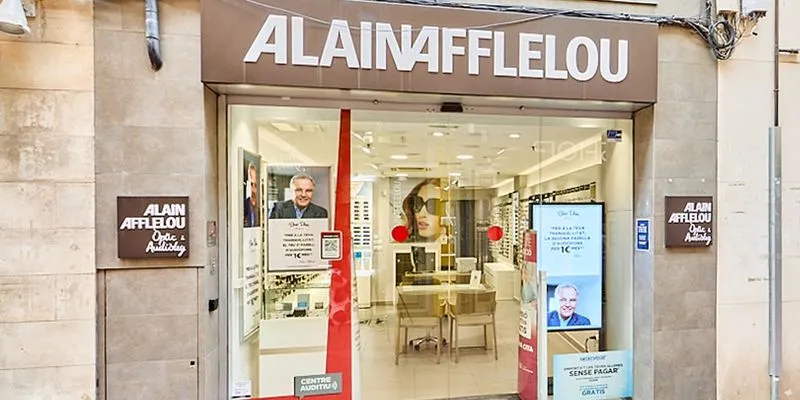 Fachada del centro Alain Afflelou Audiólogo Terrassa, especializado en pruebas auditivas avanzadas y adaptación de audífonos digitales personalizados.