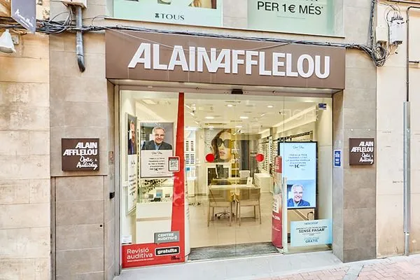 Fachada del centro Alain Afflelou Audiólogo Terrassa, especializado en pruebas auditivas avanzadas y adaptación de audífonos digitales personalizados.