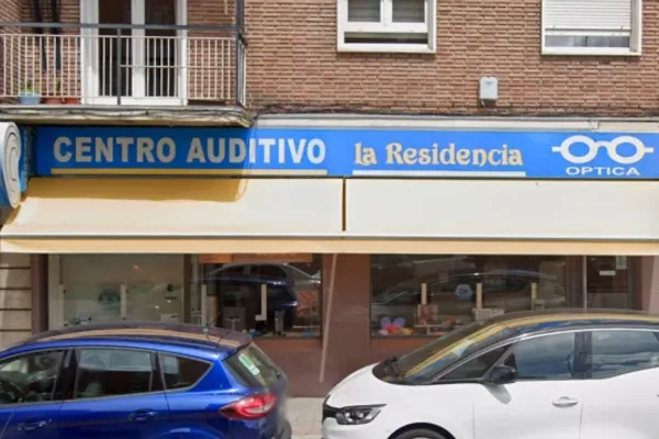 Fachada del Centro Auditivo La Residencia en Valladolid, especializado en audífonos. 