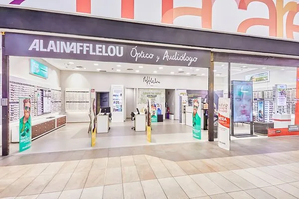 Fachada del centro Alain Afflelou Audiólogo CC San Pablo en Sevilla, especializado en pruebas auditivas avanzadas, adaptación de audífonos y atención personalizada.