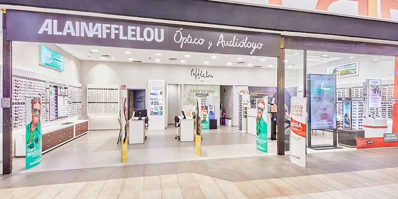 Fachada del centro Alain Afflelou Audiólogo CC San Pablo en Sevilla, especializado en pruebas auditivas avanzadas, adaptación de audífonos y atención personalizada.