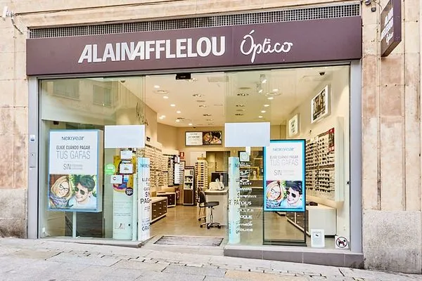 Centro Alain Afflelou Audiólogo Salamanca C/Toro, especializado en diagnóstico auditivo, adaptación de audífonos digitales y atención profesional personalizada.