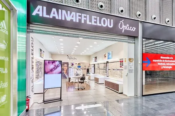 Fachada del centro auditivo Alain Afflelou Audiólogo Las Camaretas en Golmayo, Soria, especializado en audífonos digitales y evaluación auditiva profesional.