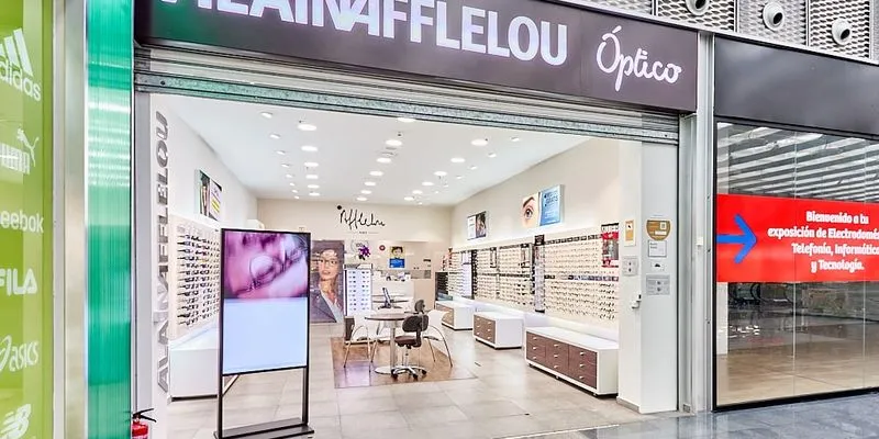 Fachada del centro auditivo Alain Afflelou Audiólogo Las Camaretas en Golmayo, Soria, especializado en audífonos digitales y evaluación auditiva profesional.
