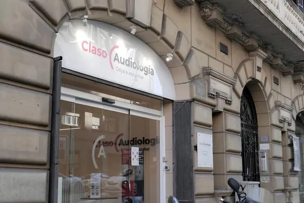 Fachada de Claso Audiología en Barcelona, centro auditivo en Sant Gervasi 