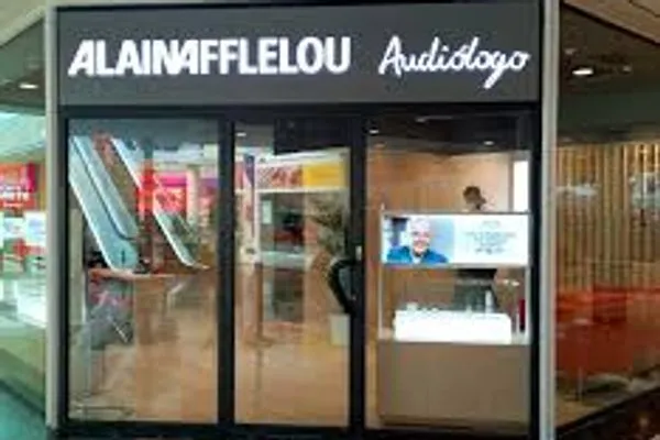 Centro auditivo Alain Afflelou Audiólogo CC Peñacastillo en Santander, especializado en diagnóstico audiológico, adaptación de audífonos digitales y tratamientos de tinnitus.