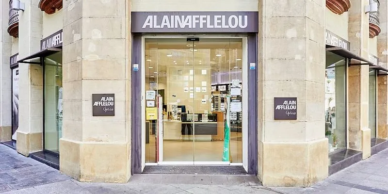 Entrada del centro Alain Afflelou Audiólogo Zaragoza Alfonso I, especializado en diagnóstico y adaptación de audífonos en el Casco Antiguo de Zaragoza.