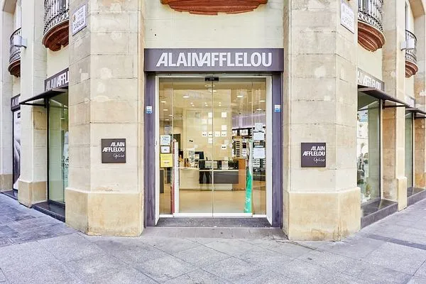 Entrada del centro Alain Afflelou Audiólogo Zaragoza Alfonso I, especializado en diagnóstico y adaptación de audífonos en el Casco Antiguo de Zaragoza.