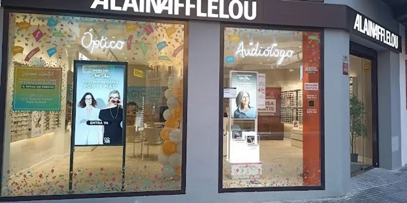 Fachada del centro auditivo Alain Afflelou en Vélez-Málaga