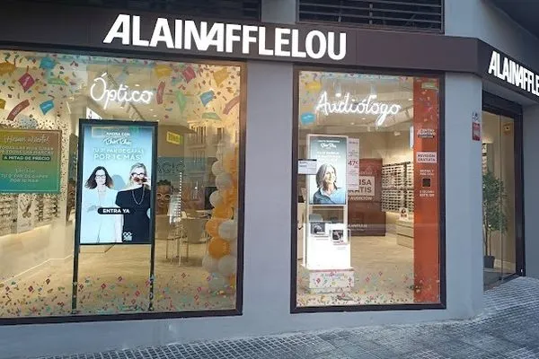 Fachada del centro auditivo Alain Afflelou en Vélez-Málaga