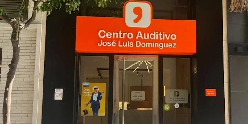 Centro Auditivo José Luis Domínguez en Málaga — fachada y servicio auditivo