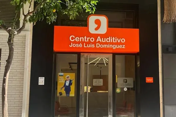 Centro Auditivo José Luis Domínguez en Málaga — fachada y servicio auditivo