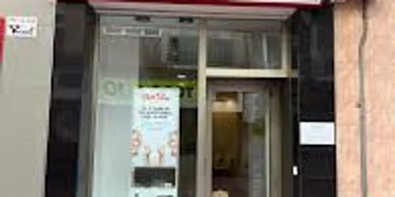 Fachada del centro Alain Afflelou Audiólogo Zaragoza Calle Delicias, especializado en soluciones auditivas personalizadas, diagnóstico completo y adaptación de audífonos digitales.