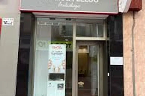 Fachada del centro Alain Afflelou Audiólogo Zaragoza Calle Delicias, especializado en soluciones auditivas personalizadas, diagnóstico completo y adaptación de audífonos digitales.