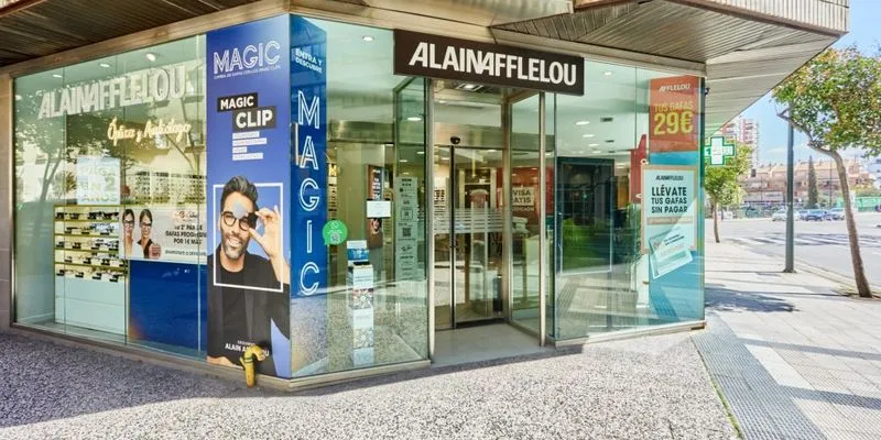 Fachada del centro auditivo Alain Afflelou Audiólogo Santa Teresa en Zaragoza, especializado en diagnóstico auditivo, adaptación de audífonos y atención personalizada.