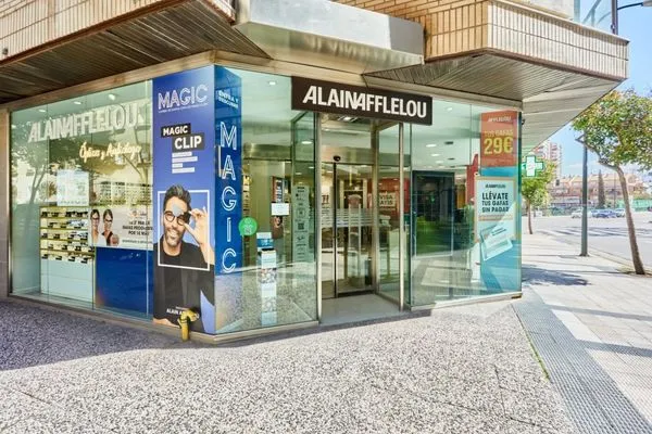 Fachada del centro auditivo Alain Afflelou Audiólogo Santa Teresa en Zaragoza, especializado en diagnóstico auditivo, adaptación de audífonos y atención personalizada.