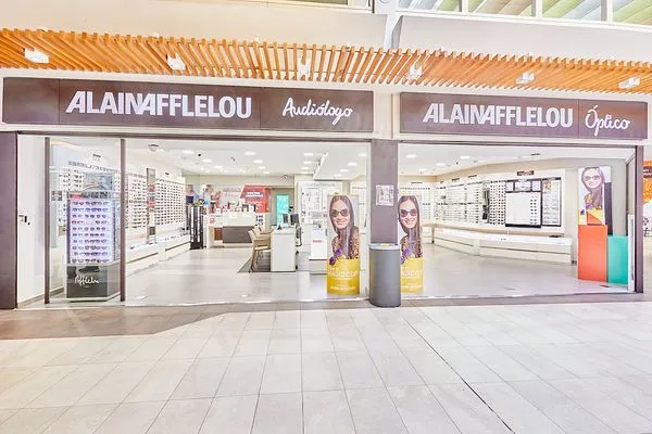 Centro auditivo Alain Afflelou Audiólogo en Salamanca, ubicado en el Centro Comercial Carrefour, especializado en pruebas auditivas, diagnóstico completo y adaptación profesional de audífonos.