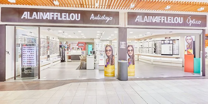 Centro auditivo Alain Afflelou Audiólogo en Salamanca, ubicado en el Centro Comercial Carrefour, especializado en pruebas auditivas, diagnóstico completo y adaptación profesional de audífonos.