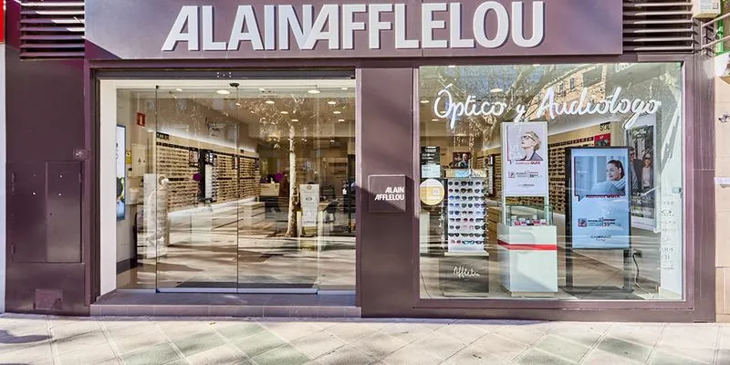 Centro auditivo Alain Afflelou Audiólogo Reconquista en Toledo, especializado en diagnóstico auditivo y adaptación de audífonos digitales personalizados.