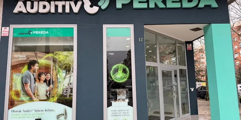 Centro Auditivo Pereda en Badajoz mostrando recepción moderna y equipamiento audiológico avanzado.