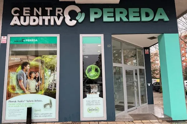 Centro Auditivo Pereda en Badajoz mostrando recepción moderna y equipamiento audiológico avanzado.
